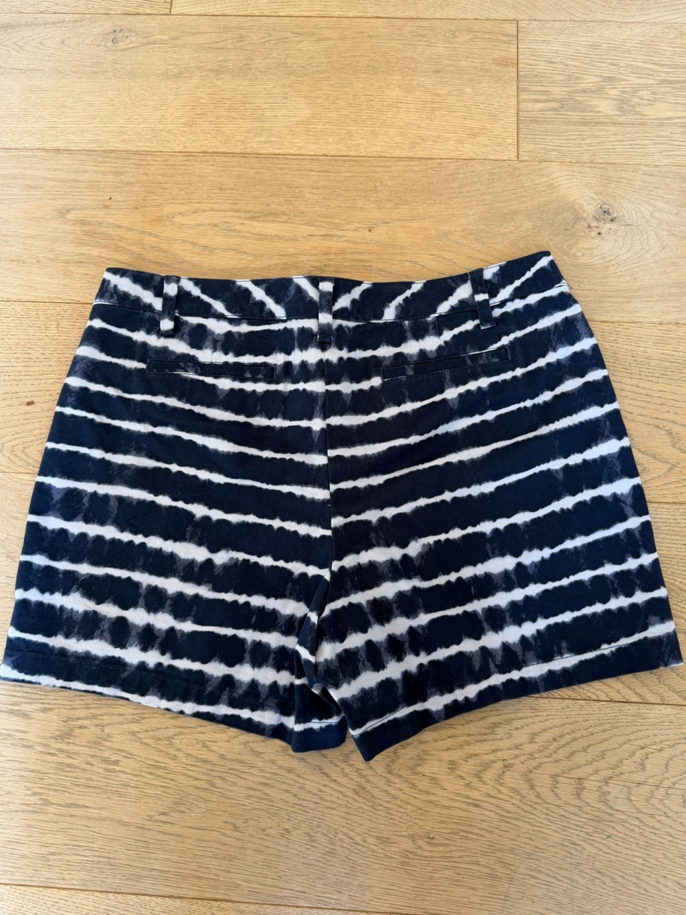 Lands’ End Tie Dye Stripe Bermuda Shorts Women’s Size 16 Navy White - Picture 4 of 4